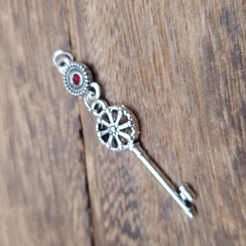 Crimson‎ peak skeleton key pendant